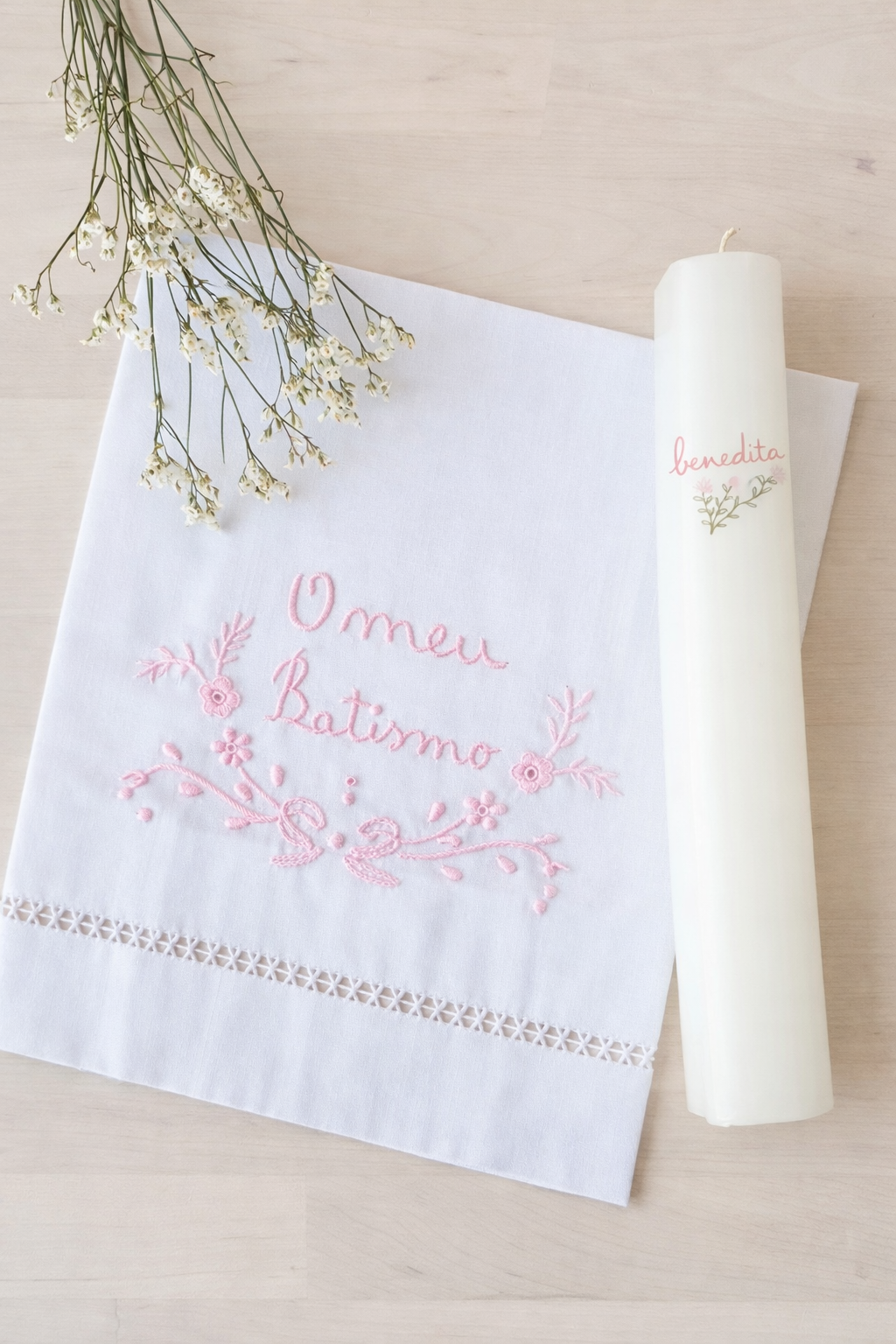 Toalha branca bordada para batismo e vela branca decorada