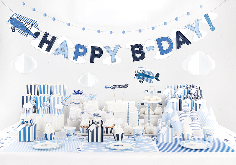 Decoração de festa de aniversário azul e branca com 'HAPPY B-DAY!' e aviões
