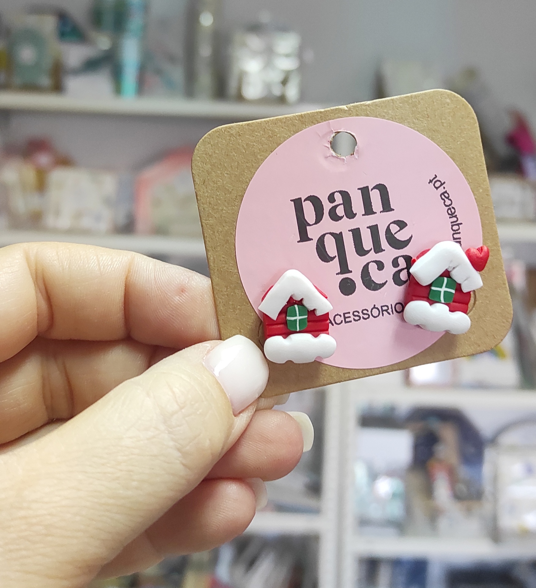 Brincos em forma de casinha de Natal com cartão de marca
