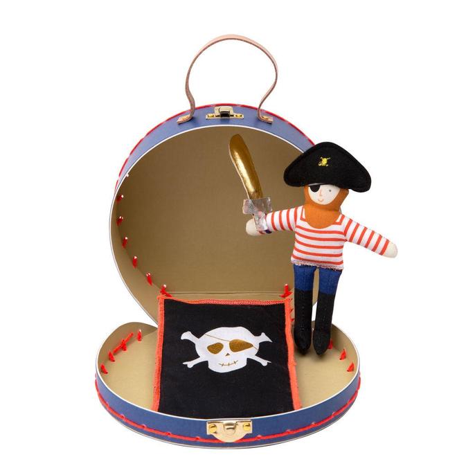 Maleta redonda azul com interior bege, boneco pirata e tapete preto com caveira