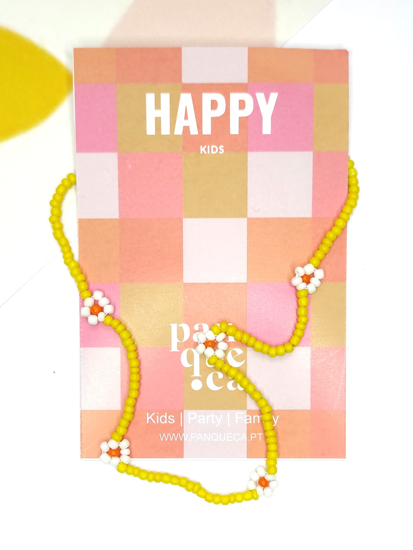 Colar infantil de contas amarelas com flores em cartão quadriculado rosa e salmão