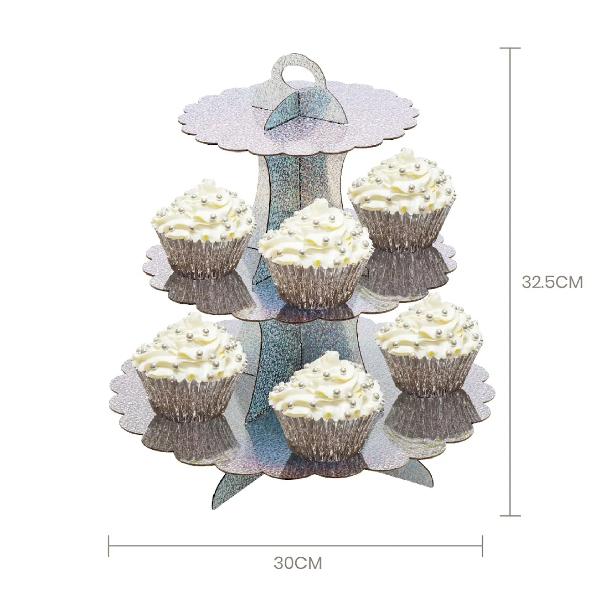 Suporte para cupcakes em cartão prateado com três andares e cupcakes decorados com cobertura branca