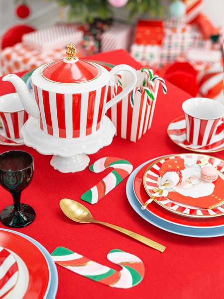 Conjunto de chá em porcelana branca e vermelha e decoração de Natal na mesa