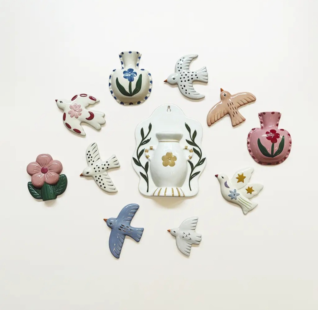 Peças decorativas de cerâmica com forma de pássaros, flores e ânforas pintadas à mão