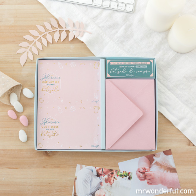 Conjunto de blocos de notas decorativos rosa e verde com envelope rosa numa caixa sobre mesa de madeira