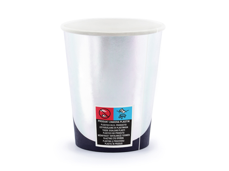 Copo descartável branco com etiqueta colorida de informações de reciclagem na parte inferior