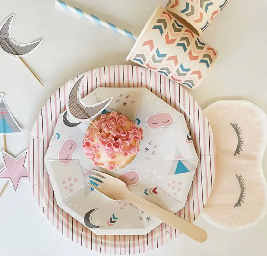 Conjunto de artigos para festa infantil tema espacial com pratos, copos, guardanapo, cupcake, canudo e máscara rosa.