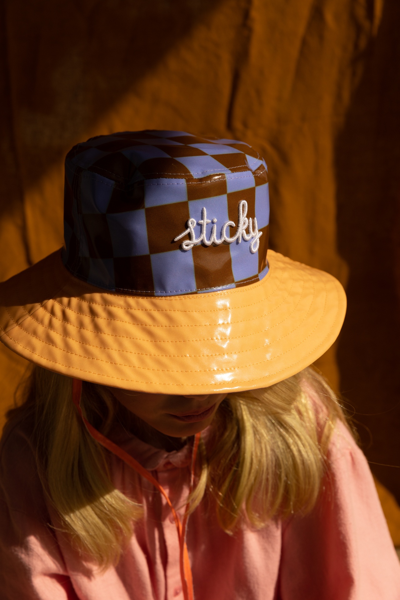 Chapéu pescador quadriculado azul castanho e aba amarela com 'sticky' bordado.