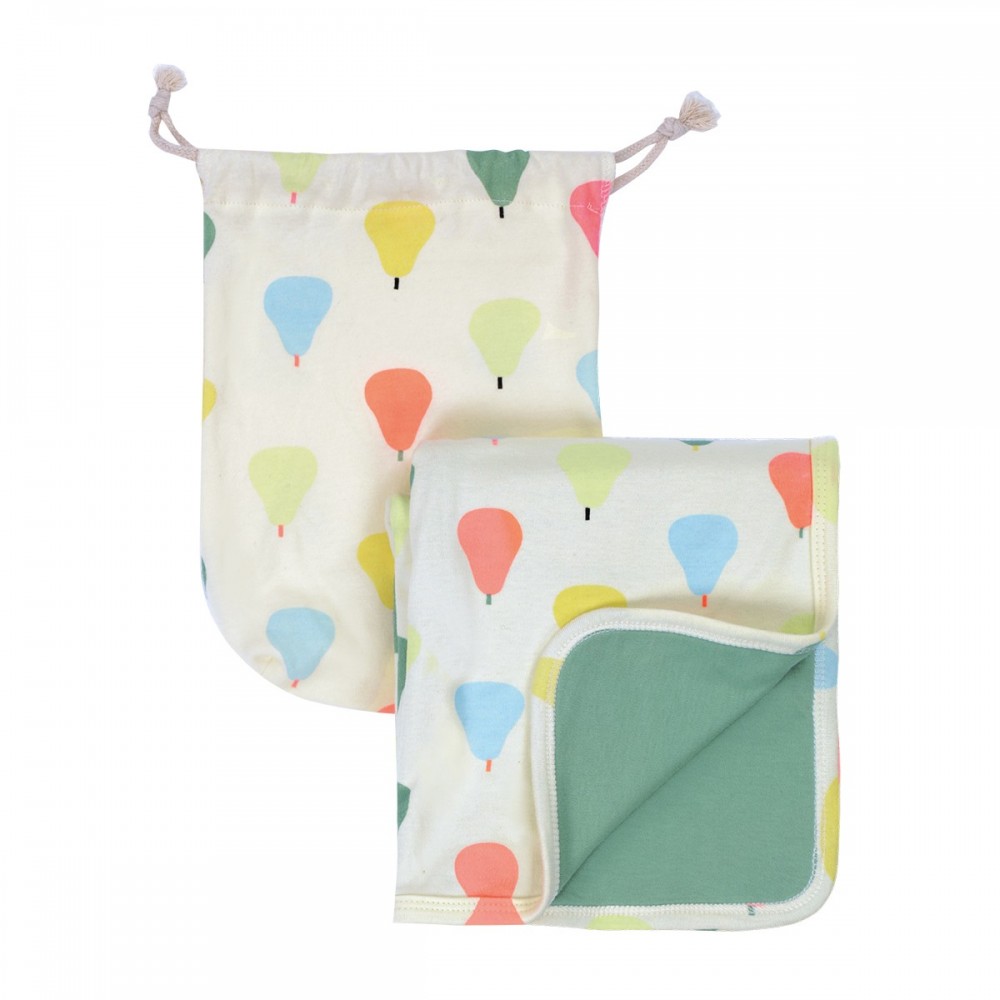 Saco de tecido e manta com padrão de balões coloridos em tons pastel