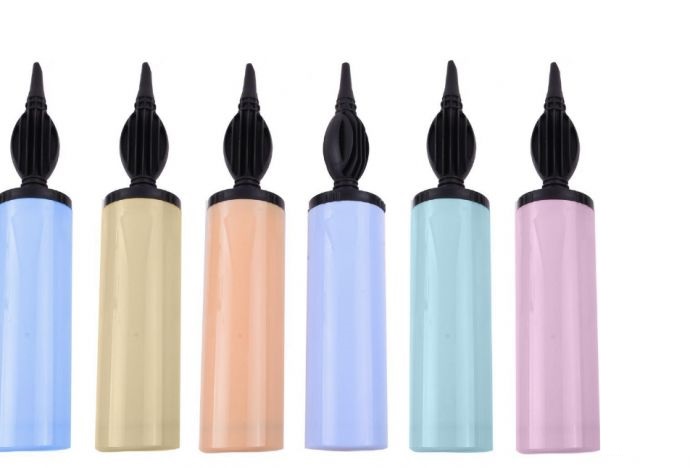 Seis tubos coloridos com tampas pretas em linha sobre fundo branco