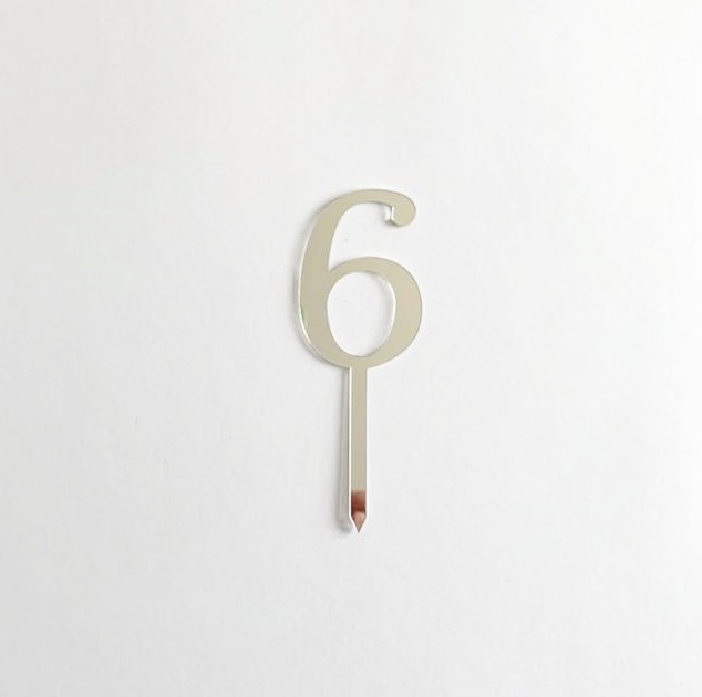 Número 6 metálico prateado com haste