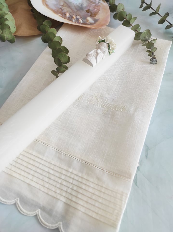 Toalha branca de linho com bordado e guardanapo decorado