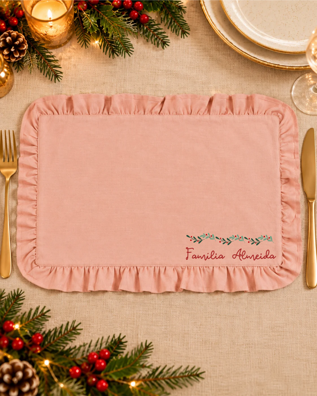 Individual rosa com borda franzida e texto Família Almeida, em mesa decorada para Natal