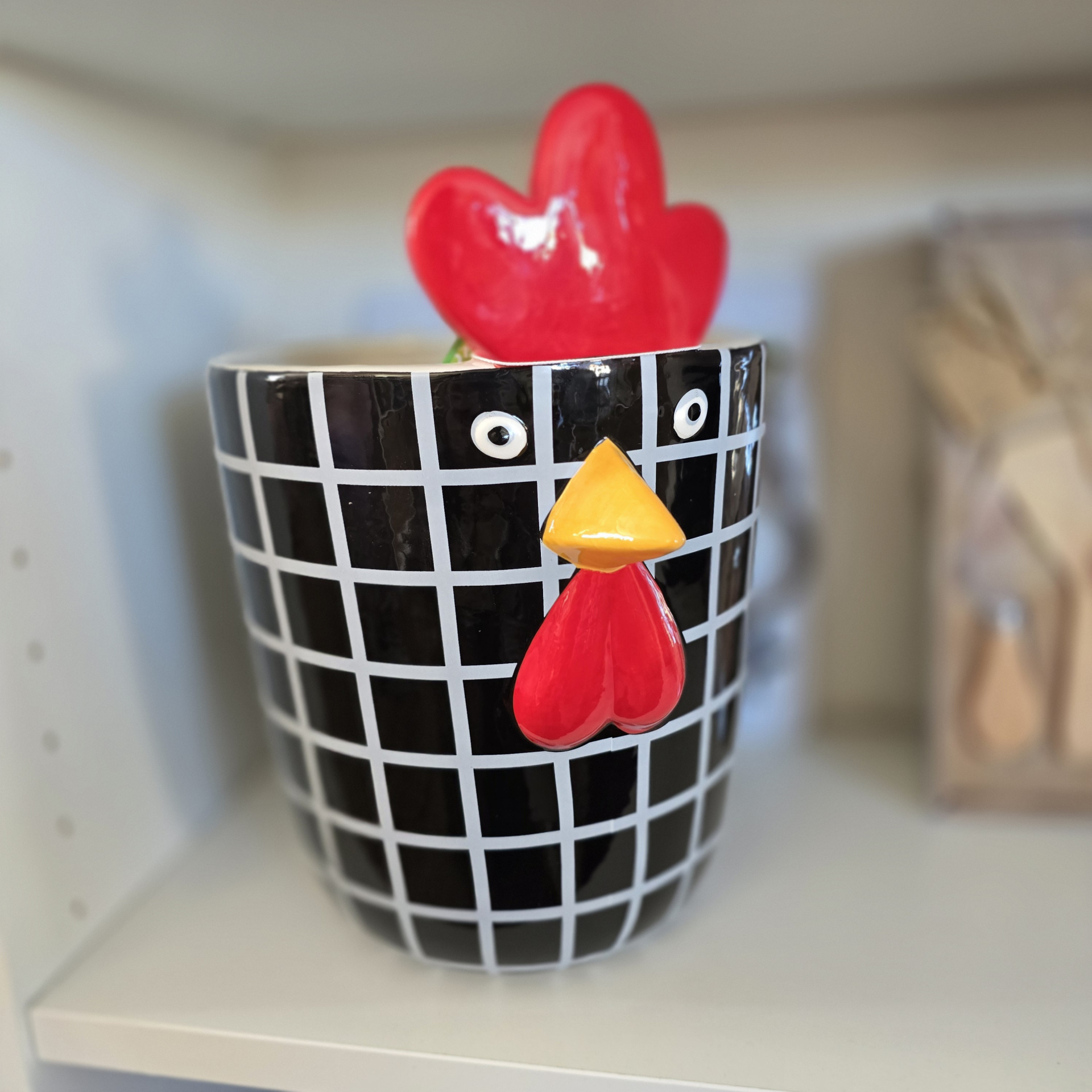 Vaso de cerâmica preto e branco com galo vermelho e amarelo em relevo