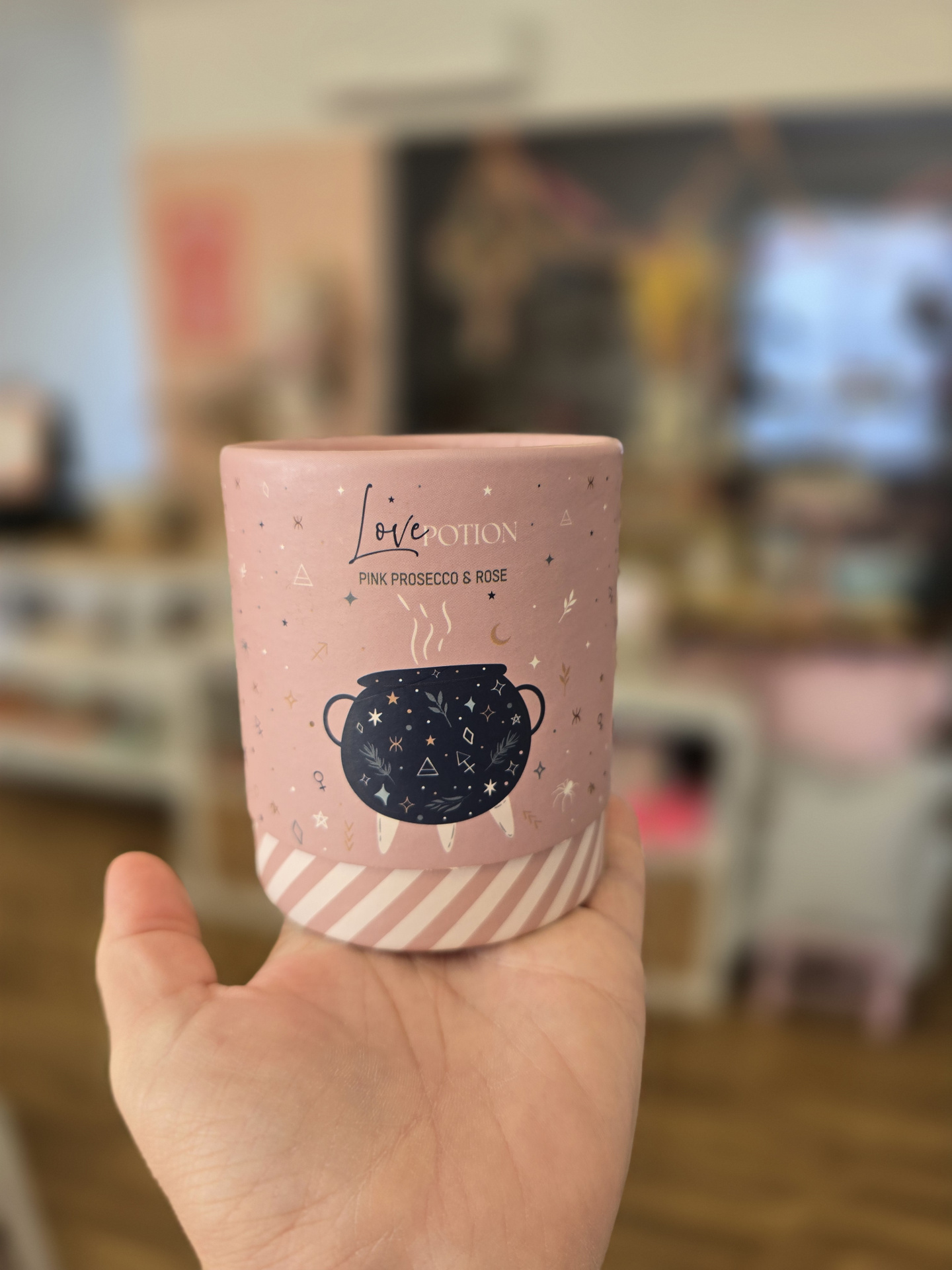 Vaso decorativo cor-de-rosa com símbolos e texto Love Potion
