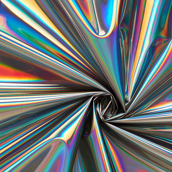 Tecido prateado holográfico com reflexos coloridos e pregas torcidas.