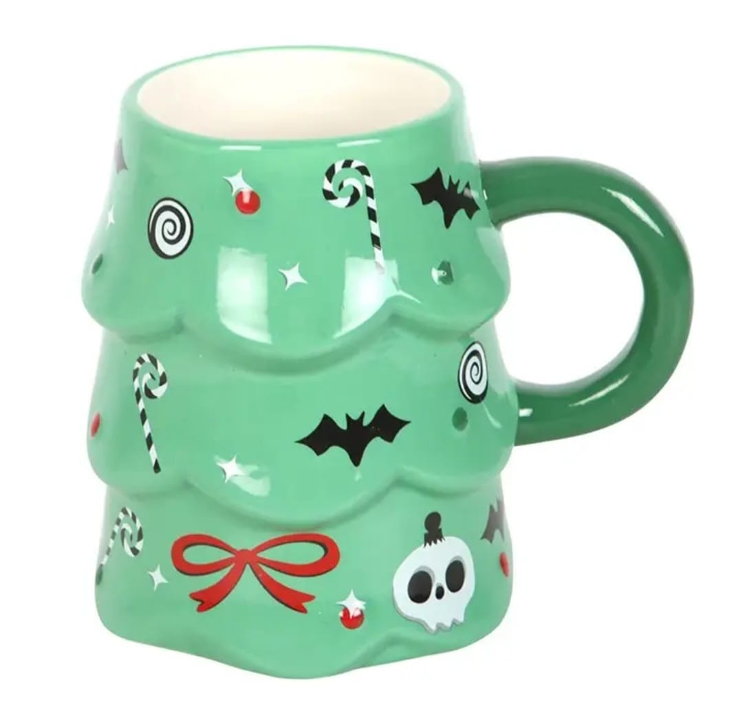 Caneca verde em forma de árvore de Natal com desenhos de morcegos, pirulitos e caveira
