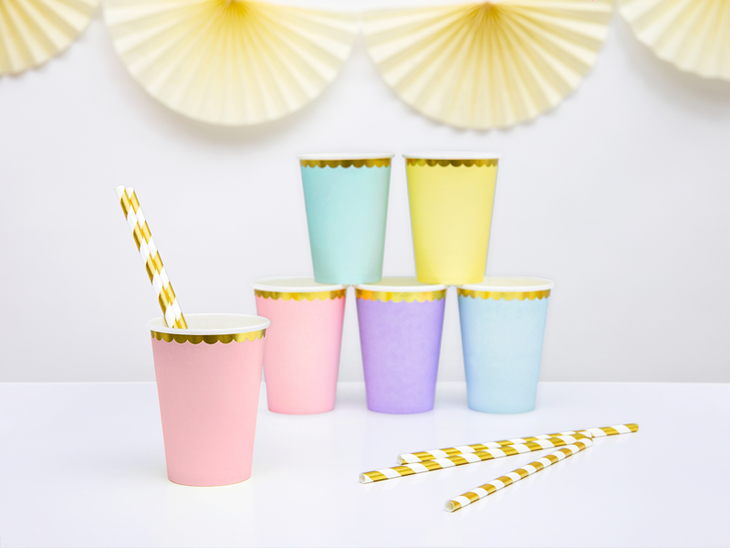 Conjunto colorido de copos de papel pastel com detalhes dourados e canudos listrados dourados