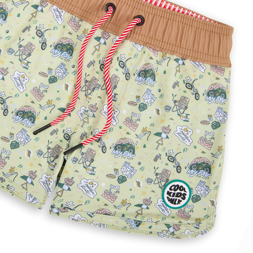 Calções de banho infantis amarelos com padrão de desenhos e cordão.