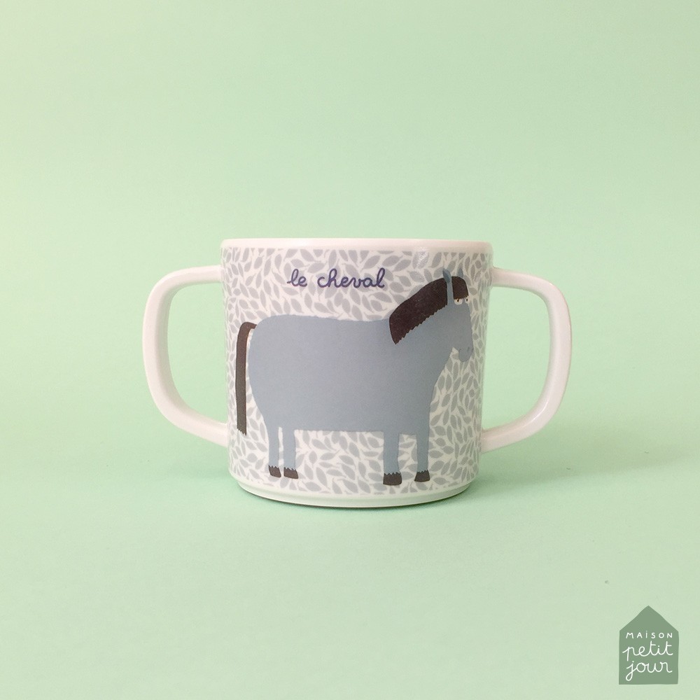 Caneca infantil com ilustração de burro cinza e texto 'le chanel'