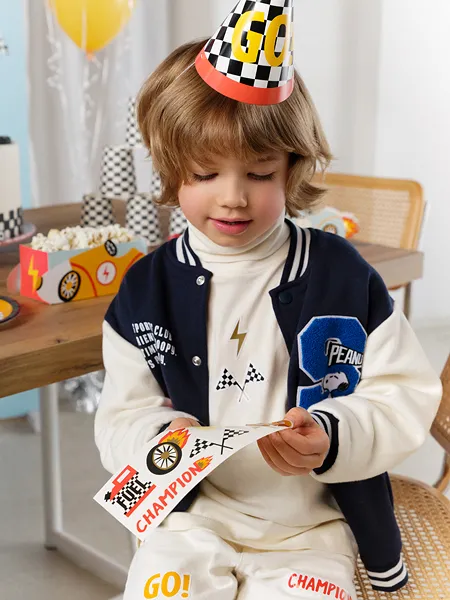 Criança com roupa desportiva e chapéu de festa segurando cartão de campeonato de corrida