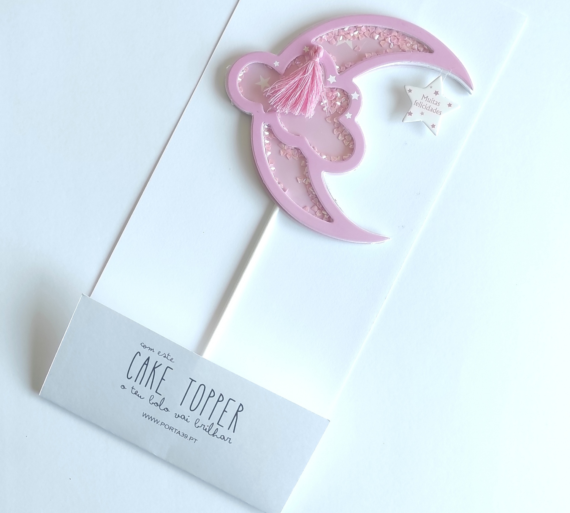 Topper para bolo em formato de lua cor-de-rosa com pompom e estrela branca com texto