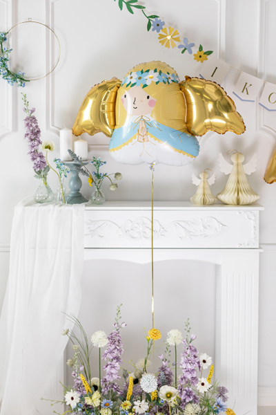 Balão de anjo dourado foil com lareira branca e decoração floral