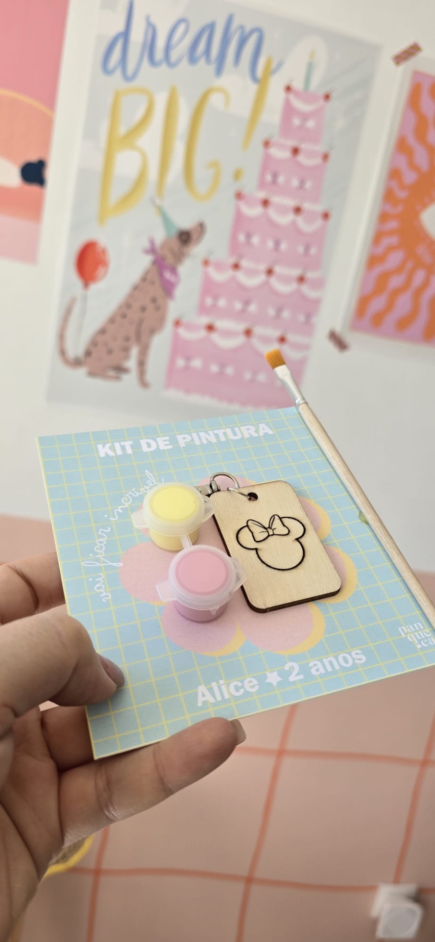 Kit de pintura com tintas amarelo e rosa, pincel e porta-chaves de madeira para pintar