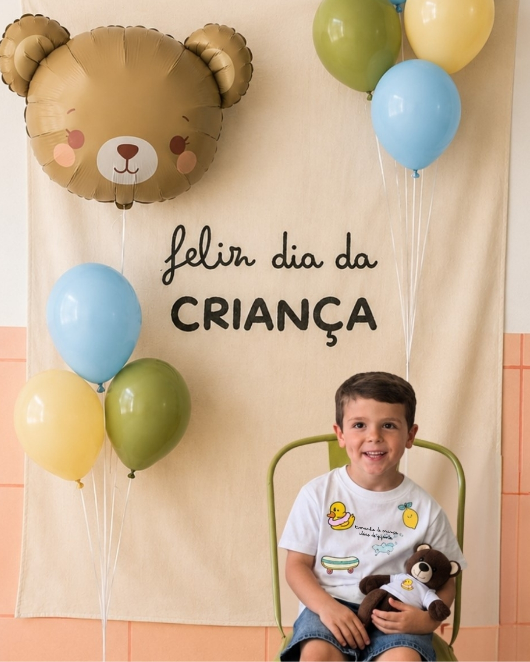 Festa infantil com balões coloridos, painel com texto feliz dia da CRIANÇA e criança com ursinho de peluche.