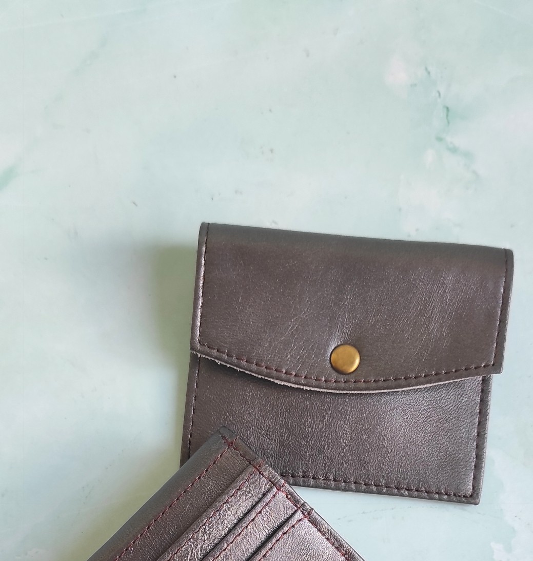 Carteira pequena castanha em pele com botão dourado