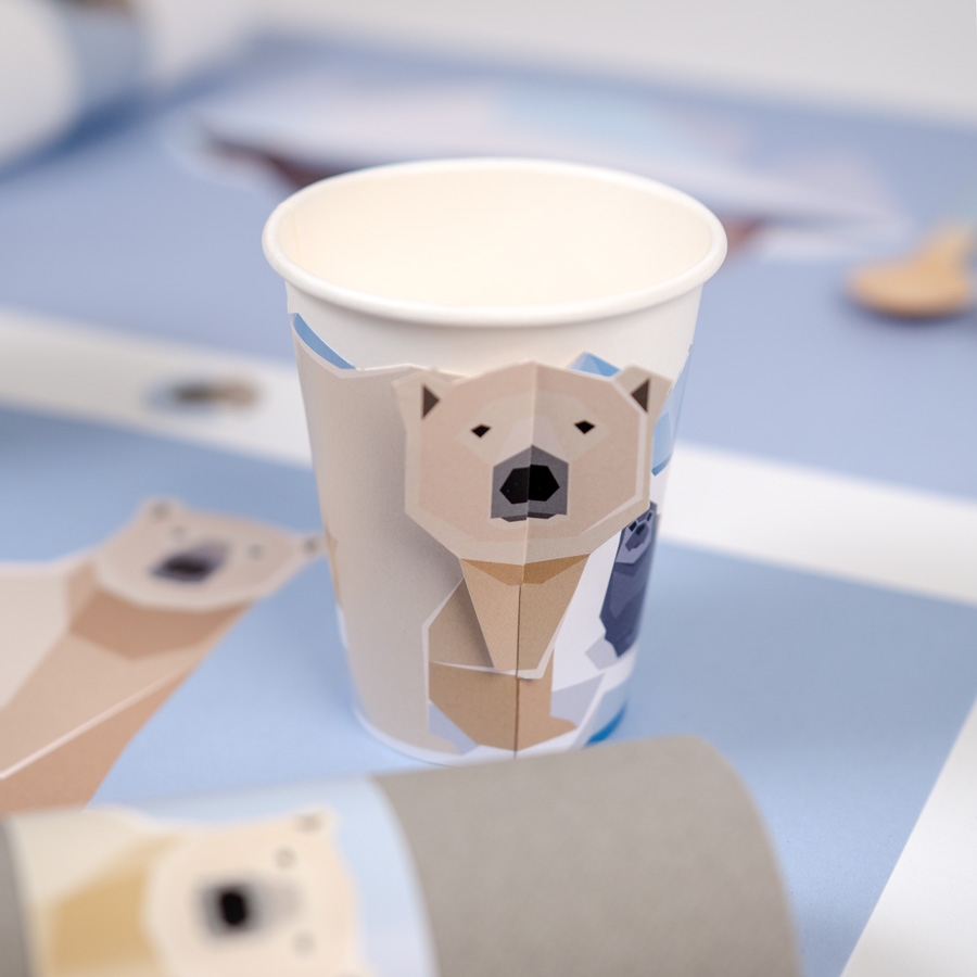 Copo de papel branco com ilustração geométrica de urso polar em tons neutros