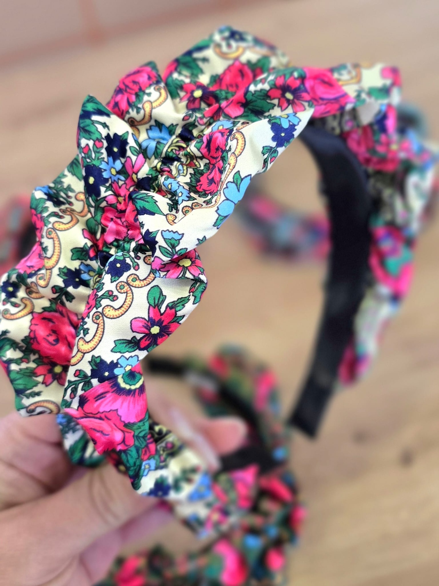 Arco de cabelo com padrão floral colorido