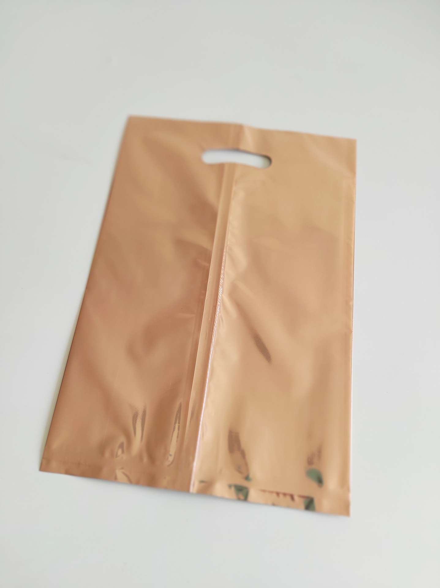 Saco plástico castanho claro com fecho zip e orifício para transporte