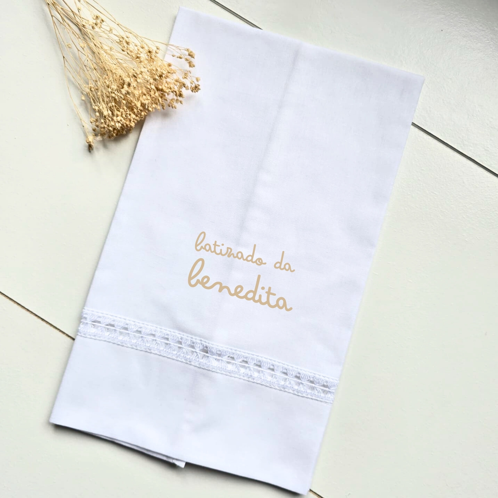 Toalha branca para batizado com bordado e texto dourado