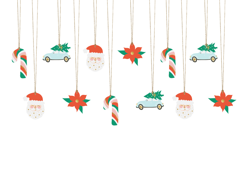 Enfeites de Natal pendurados com diferentes designs, incluindo bengalas de açúcar, carros com árvores, Papai Noel e flores