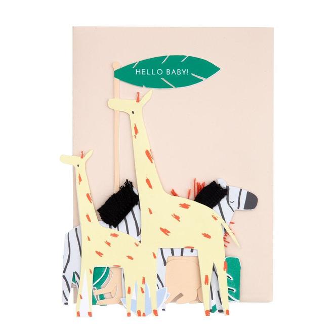 Cartão decorativo com girafas e zebra de madeira e texto HELLO BABY!