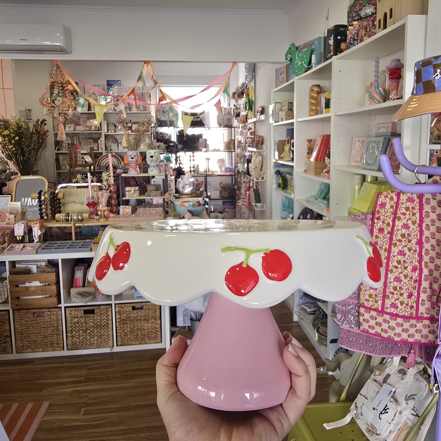 Suporte para bolo cerâmico rosa e branco com cerejas desenhadas