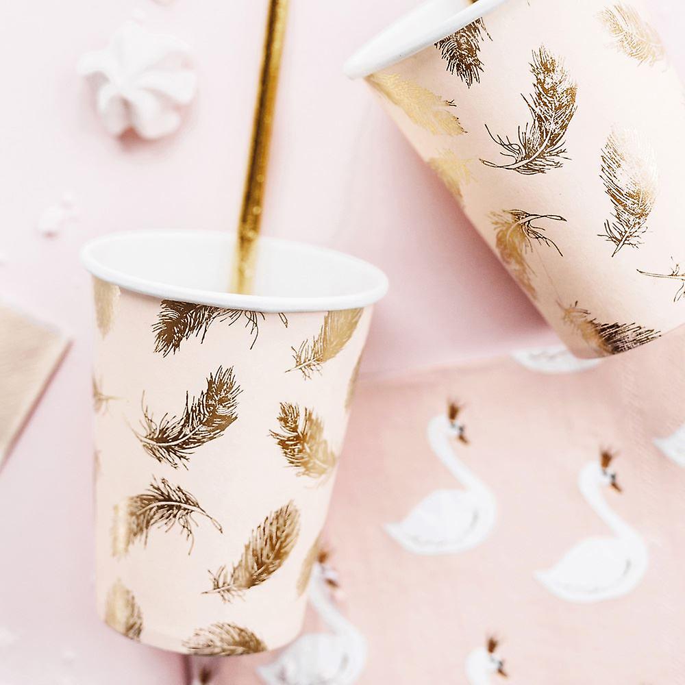 Copos de papel rosa com padrão de penas douradas e pretas e guardanapo com cisnes