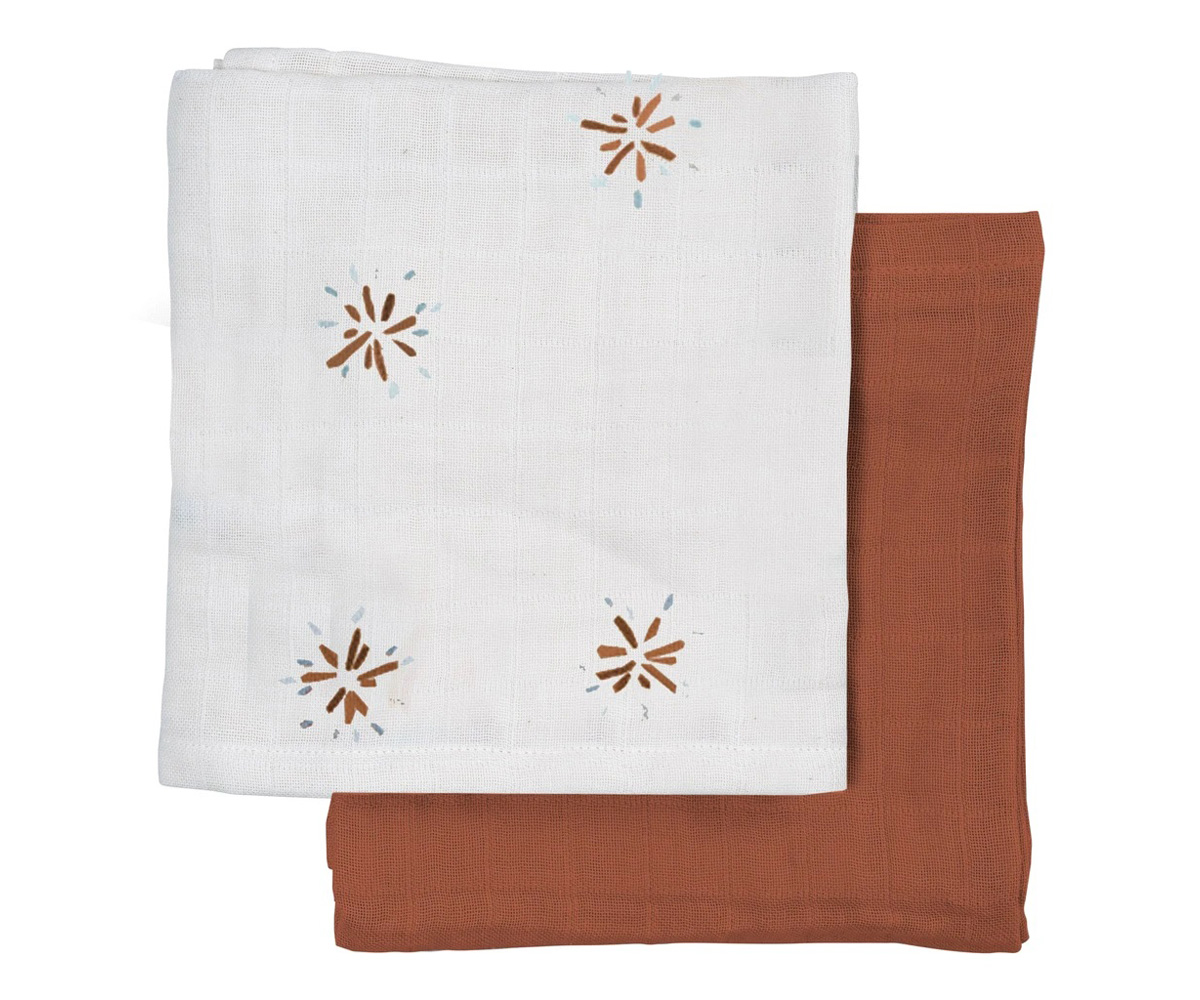 Conjunto de dois panos de cozinha, um branco com padrões florais e outro castanho liso