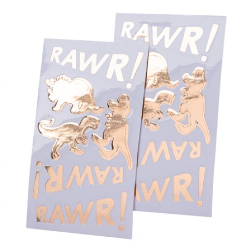 Folhas com autocolantes dourados de dinossauros e a palavra RAWR! em fundo lilás