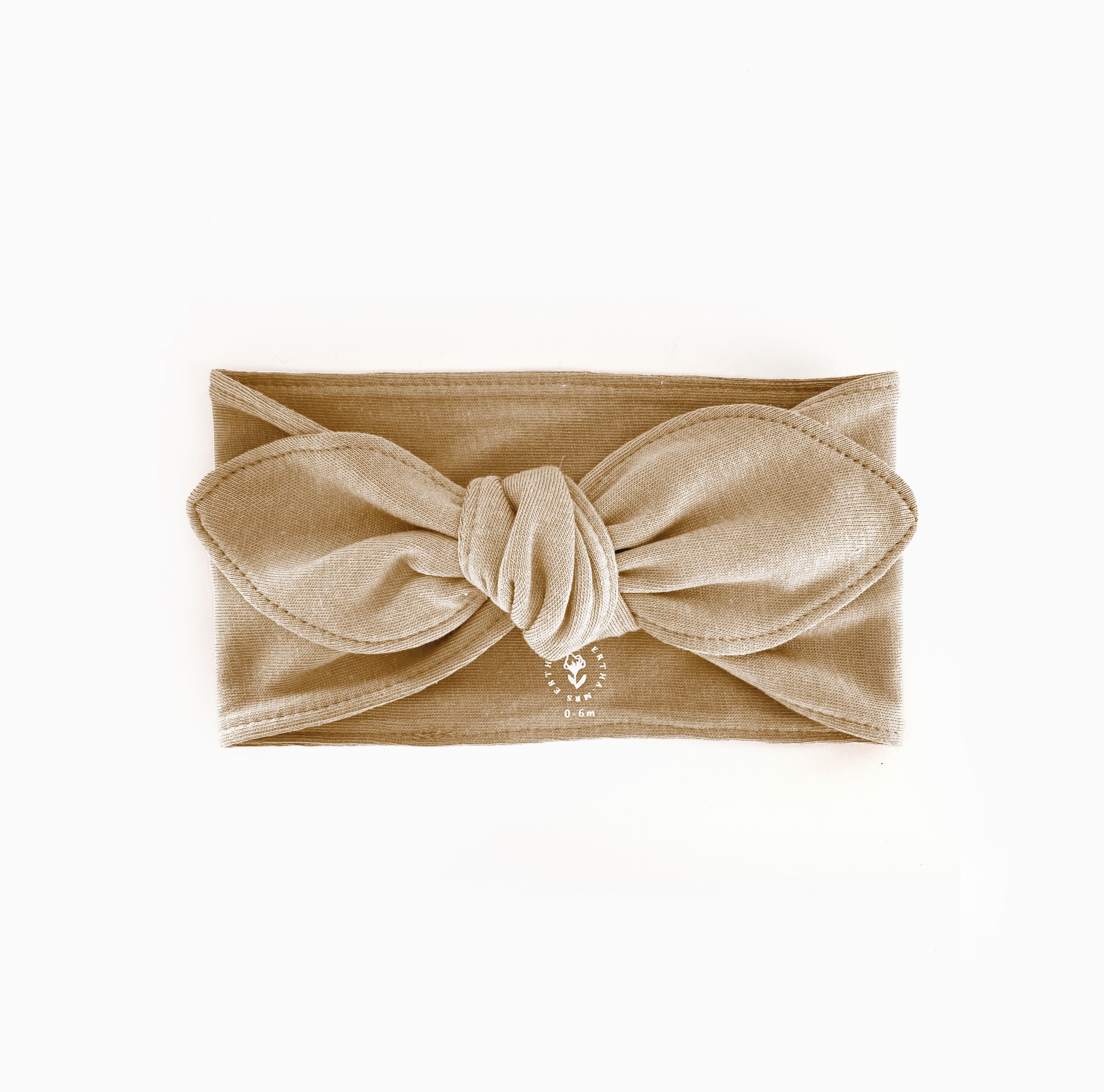 Faixa de cabelo bege com nó frontal em tecido macio sobre fundo branco