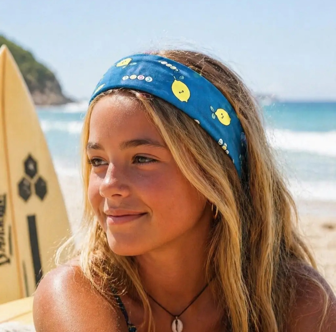 Bandana azul com limões amarelos numa rapariga na praia
