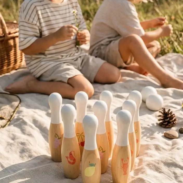 Conjunto de pinos de boliche em madeira com desenhos coloridos