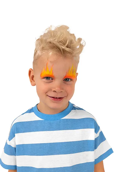 Menino loiro com t-shirt azul e branca e pintura facial de fogo laranja acima das sobrancelhas