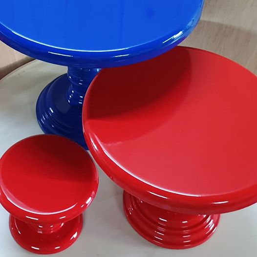 Suportes para bolo azul e vermelho sobre superfície clara