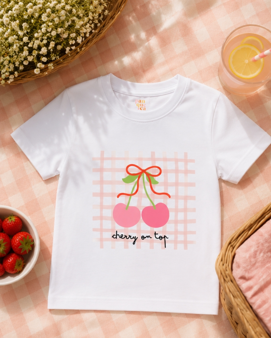 T-shirt branca com estampado de cerejas cor-de-rosa e texto cherry on top