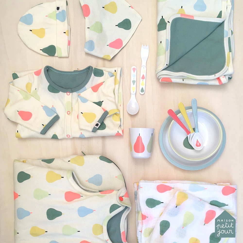 Conjunto de roupa e acessórios de bebé com padrão de pêras coloridas