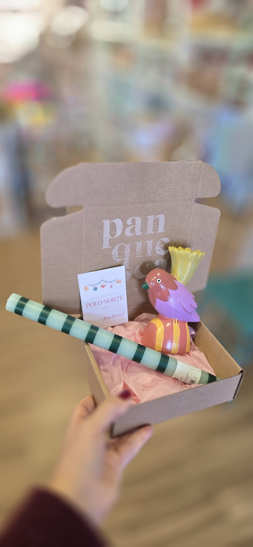 Caixa decorativa com pássaro de cerâmica colorido, tubo listrado e cartão especial