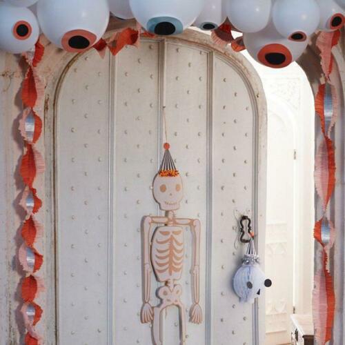 porta decorada para Halloween com esqueleto de papel e balões com olhos