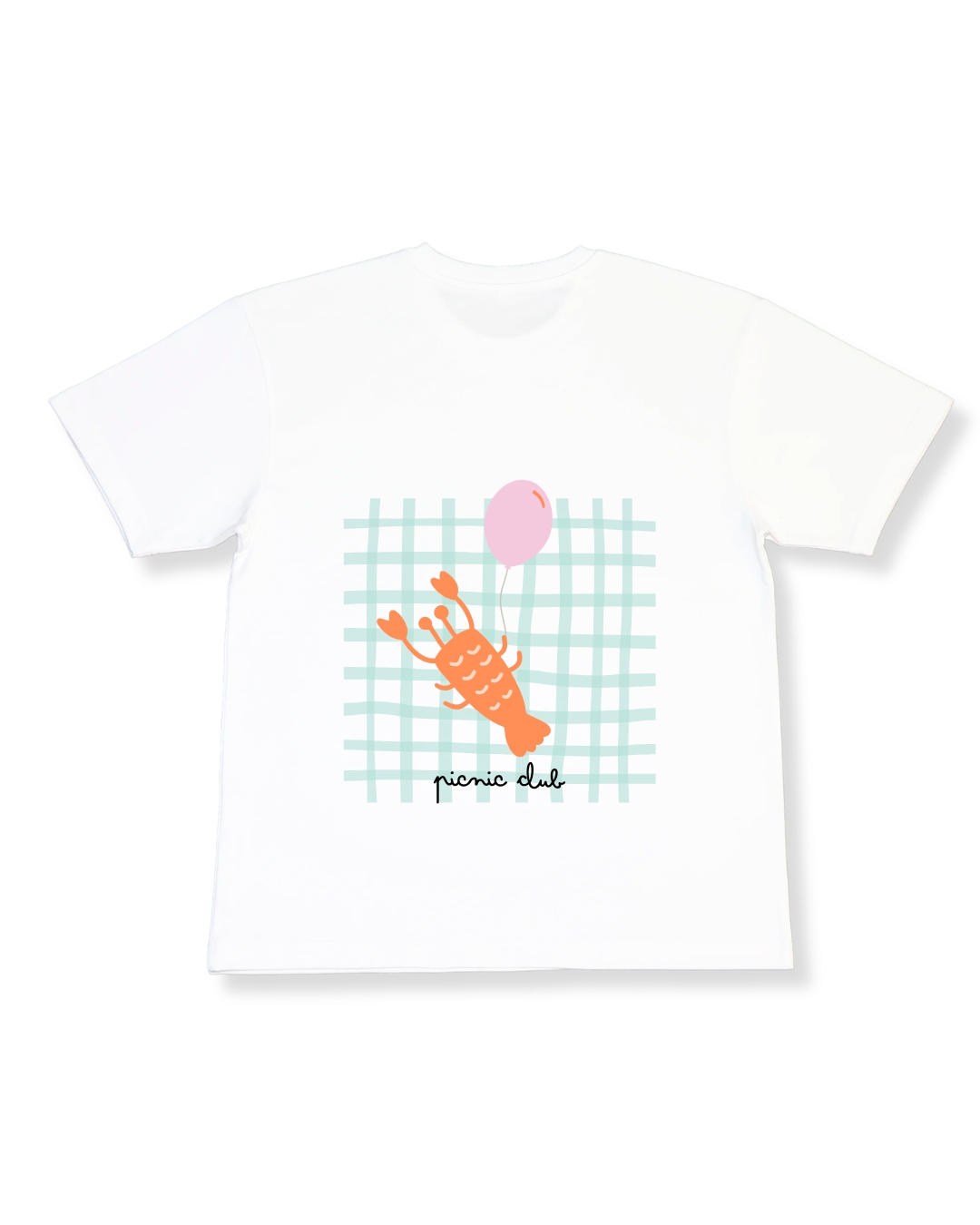 T-shirt branca com desenho de lagostim, balão rosa e padrão quadriculado azul claro